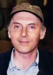 Photo portrait d'un homme avec une casquette.
