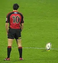 Photo de dos de Dan Carter se préparant à tirer une pénalité.