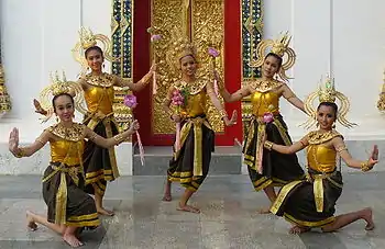 Spectacle de danse classique thaïlandaise dans la province d'Uttaradit