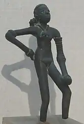 Jeune femme nue et parée, dite : "Danseuse". Statuette de bronze. H : 14 cm. Trouvée en 1926 dans une maison de Mohenjo-daro. Musée national (New Delhi).
