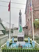 Le monument aux morts 14-18 et 39-45, surmonté du coq gaulois