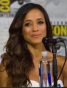 Dania Ramírez interprète Jacinda / Cendrillon.
