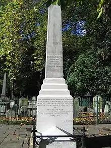  Mémorial réalisé par Samuel Horner et érigé en l'honneur de Defoe grâce à une souscription du journal Christian World au cimetière de Bunhill Fields de Londres où il fut inhumé.