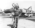 James devant son McDonnell Douglas F-4 Phantom II (dans les années 1960).