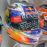 le Casque 2014 de Daniel Ricciardo avec un message écrit sur la visière par l'Australien : “Fernando, ce fut un plaisir de pouvoir se battre durement et loyalement avec toi cette année. Tu as tout mon respect”.