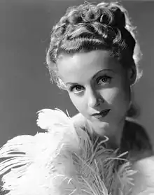 photographie en noir et blanc d'un visage de femme blonde aux yeux clairs, la tête légèrement inclinée vers la droite