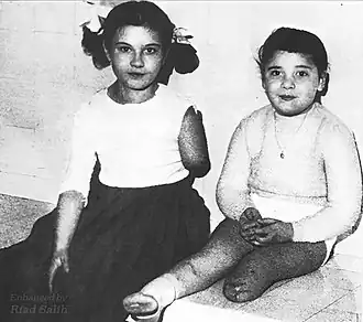 Nicole Guiraud, âgée de 10 ans et Danielle Michel-Chich, âgée de 7 ans, victimes de l'engrenage de la violence lors de l'attentat du Milk-Bar à Alger, perpétré par le « réseau bombes » de Yacef Saadi ; la bombe est déposée par Zohra Drif le 30 septembre 1956.