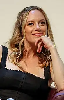 Danielle Savre dans le rôle de Maya Bishop