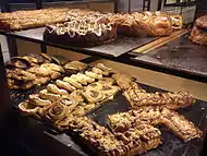 Sélection de viennoiseries danoises dans une boulangerie, au Danemark