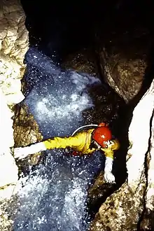 homme debout dans une rivière souterraine