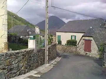 Dans les ruelles de Bilhères.