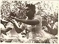 Danse à Sigave (Futuna) 1964 : gros plan sur une des danseuses.