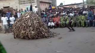 Danse du Zangbeto à Godomey.