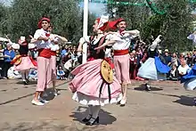 Danseurs en costume traditionnel niçois lors de la fête des mai a Nice