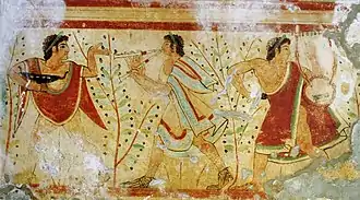 Fresque de couleur ocre, rouge, verte, bleue et noire montrant un danseur tenant un vase et deux musiciens jouant respectivement de la harpe et de la flûte.