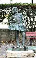 Danseuse« statue de danseuse », notice no IM30000459, base Palissy, ministère français de la Culture
