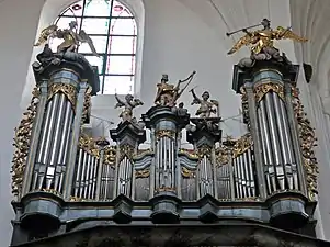 Photographie d'un orgue de moyennes dimensions, décoré d'anges musiciens