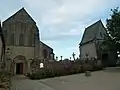 La façade ouest de l'abbatiale, à droite, le porche déplacé