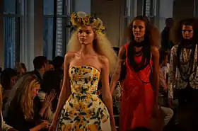 Daphne Groeneveld défilant lors de la Fashion Week printemps/été 2012.
