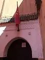 Drapeau marocain au-dessus de la porte d'entrée au musée.