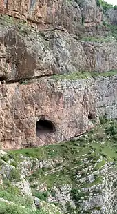 Deux grottes dans une falaise.