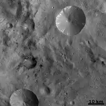 Zones sombres sur le terrain cratérisé de Vesta.