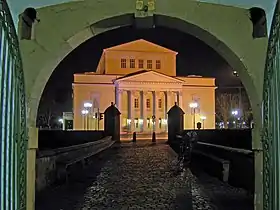 Cour du château et ancien théâtre illuminé.