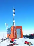 éolienne Darrieus sur un module de la Base antarctique Neumayer;