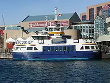 Traversier effectuant la navette entre Halifax et Dartmouth, amarré au Terminal portuaire de Dartmouth.