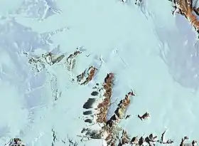 Vue satellite de la partie basse du glacier avec l'arête Bucknell, dans le chaînon Britannia, en bas.