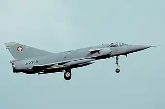 Un Mirage IIIS atterissant à RAF Waddington en juin 1993 après une mission dans la zone du BAE Systems ACMI (Air Combat Maneuvering Instrumentation) en mer du Nord.