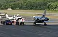 Embarquement à bord d'un Falcon sur le tarmac de Saint-Trop-La Môle.