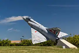 Un Mirage III de Dassault désaffecté sur un rond-point.