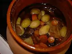 Marinade de daube provençale, dans sa daubière.
