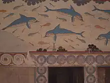 fresque en couleurs : des dauphins bleus et des poissons soutes et bleus, au-dessus de portes ornées de rosettes