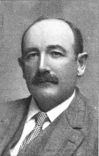 Portrait en noir et blanc d'un homme au fine moustache.