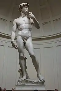 Statue représentant un jeune homme debout, nu.