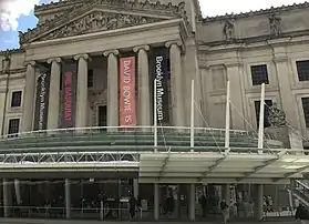 La bannière de l'exposition flotte sur le Brooklyn Museum en mars 2018.