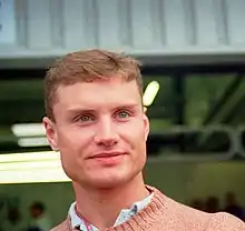 Portrait d'un jeune homme en pull beige