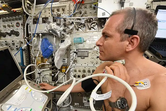 David réalise ici une expérience sur les ultrasons dans la Station spatiale internationale.