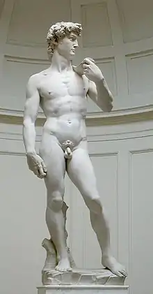 Statue en marbre d'un jeune homme nu