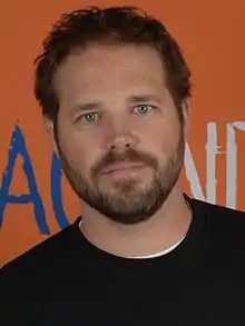 David Denman interprète Frank Sheehan.