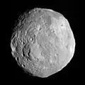 Une des premières images de Vesta obtenue le 7 juillet alors que la sonde se trouve à 41 000 km de l'astéroïde.