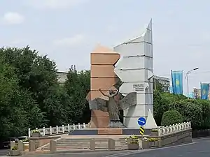 Monument Aube de la Liberté, situé au centre de de la rue homonyme à Almaty