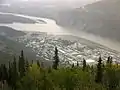 Klondike rejoignant le Yukon (en haut et à droite) à Dawson City.