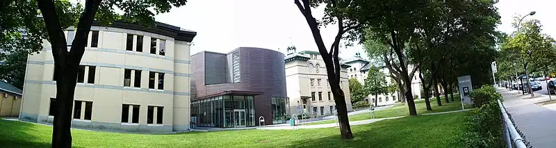 Le Collège Dawson du côté de l'avenue Atwater. L'édifice en noir est le Dome Theatre.