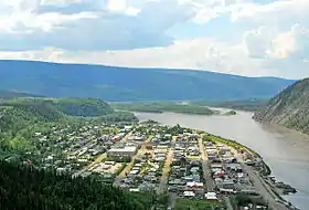 Panorama de Dawson City au bord du fleuve Yukon