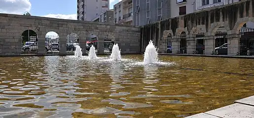 Fontaine chaude à Dax. Depuis l'Antiquité la Fontaine chaude, ou source de La Nèhe, se situe en centre-ville de Dax, témoignant des origines gallo-romaines de la ville.