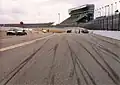 Traces de gomme sur la piste et vue de la tribune principale.