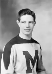 Photographie en noir et blanc d'un homme avec un maillot frappé d'un M majuscule.